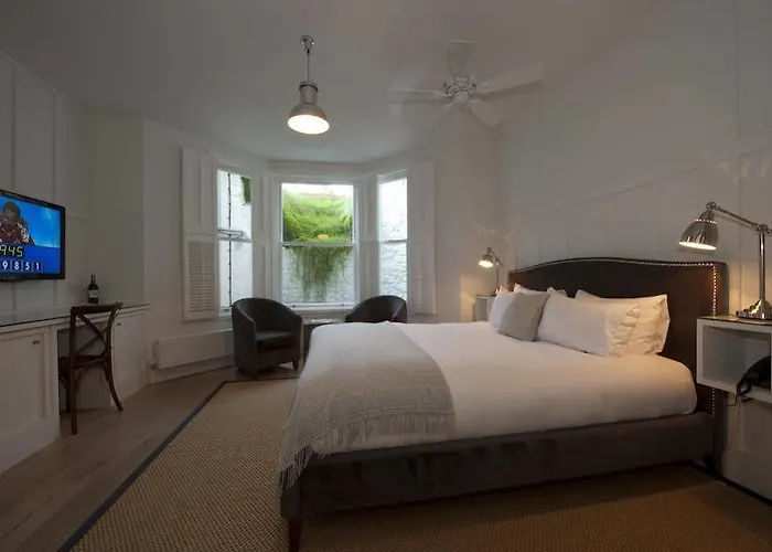 Number 38 Clifton 4* בריסטול