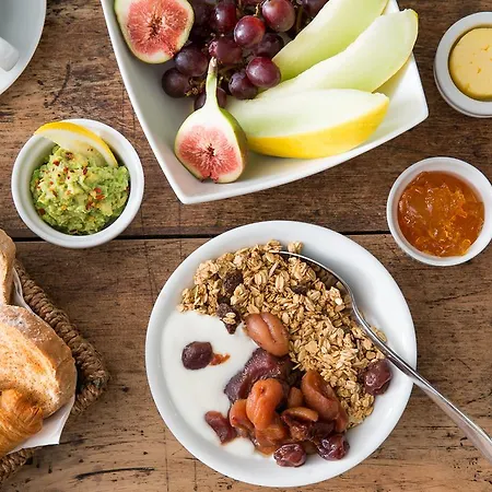 Number 38 Clifton Готель