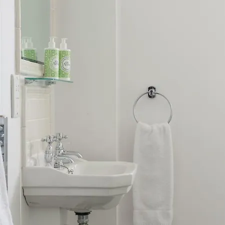 Number 38 Clifton Готель